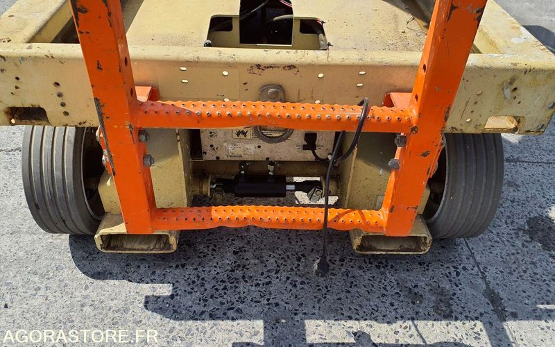 Plataforma elevadora JLG 2646 ES  NACELLE CISEAU ÉLECTRIQUE 10 M ÉTROIT