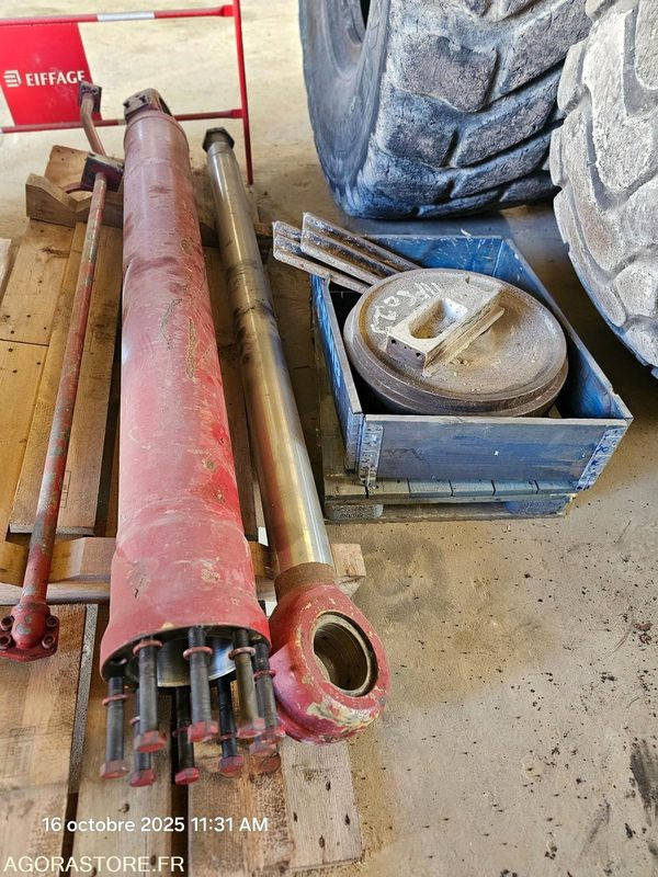 Recambio VERIN DE BALANCIER POUR PELLE LIEBHERR R974C