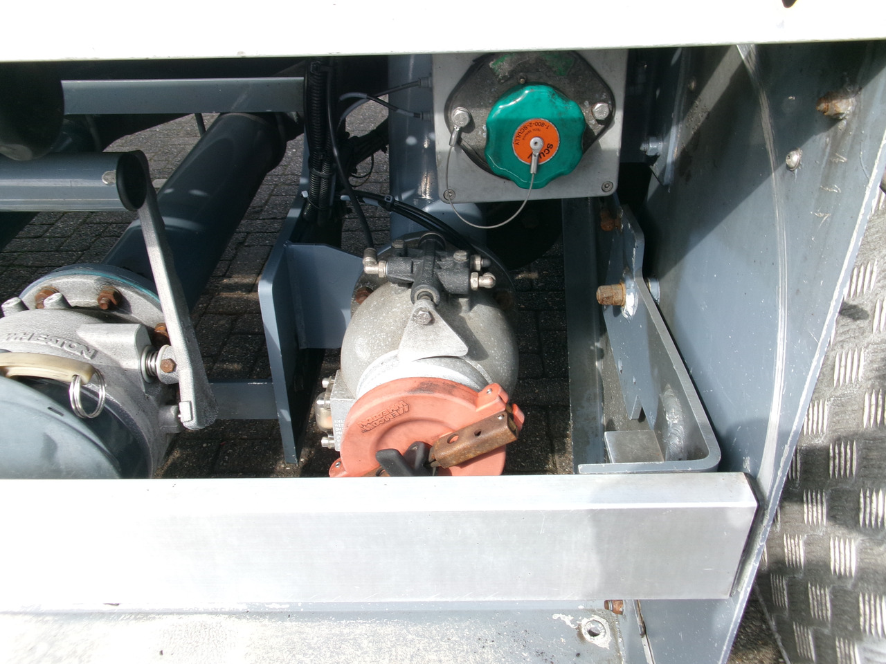 Semirremolque cisterna para transporte de combustible L.A.G. Fuel tank alu 44.5 m3 / 6 comp + pump: foto 9