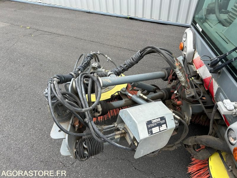 Barredora vial BALAYEUSE DE VOIRIE - BOSCHUNG - S3 - 2004 - 7 865 HEURES