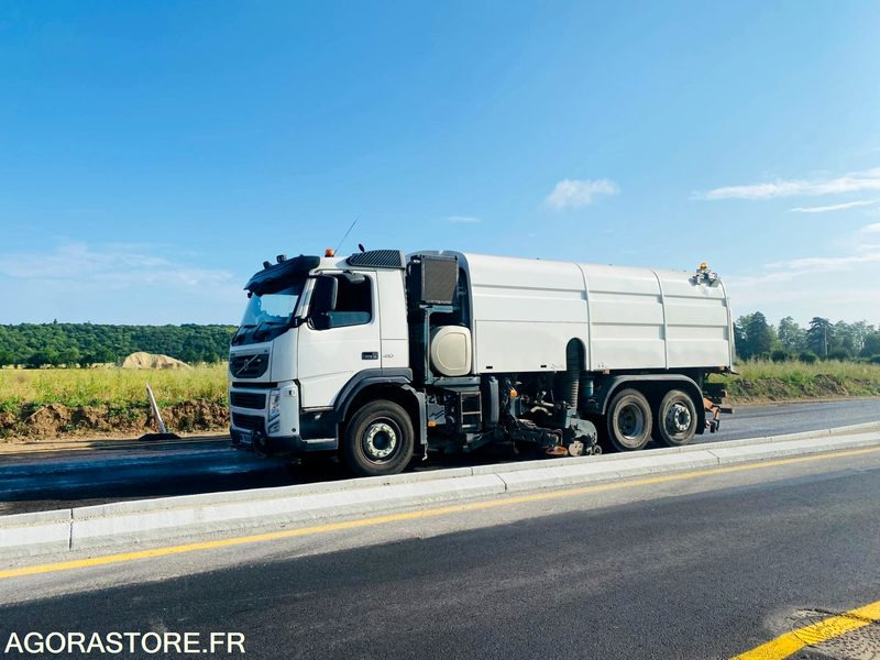 Barredora vial BALAYEUSE VOLVO BLANC 6 ROUES - ANNEE 2013 - 245000KMS