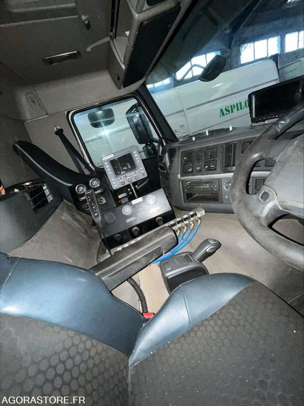 Barredora vial BALAYEUSE VOLVO ROUGE 6ROUES - ANNEE 2011- 298975KMS