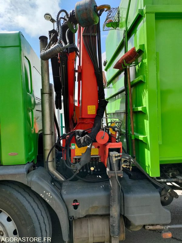 Camión de basura Camion avec benne et grue attenante à la cabine
