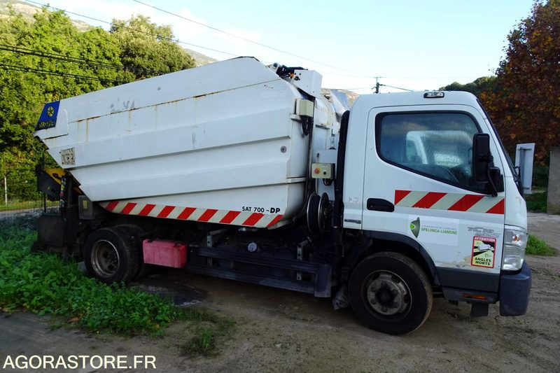 Camión de basura Mitsubishi Fuso