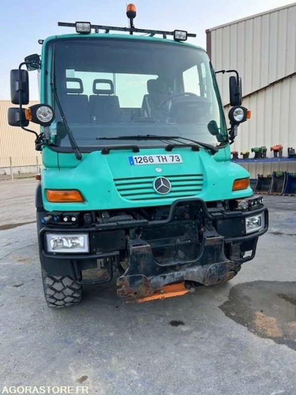 Vehículo municipal MERCEDES UNIMOG U300C VERSION COMMUNALE 2000 97652 KM