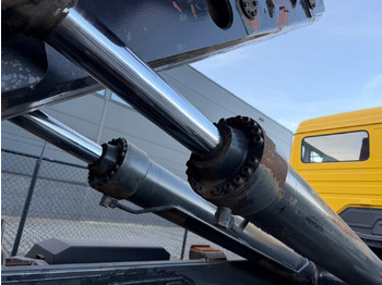 Camión multibasculante para transporte de contenedores MERCEDES-BENZ SK 1831: foto 4