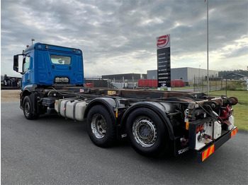 Camión portacontenedor de cadenas Mercedes-Benz Antos 2546 L: foto 2