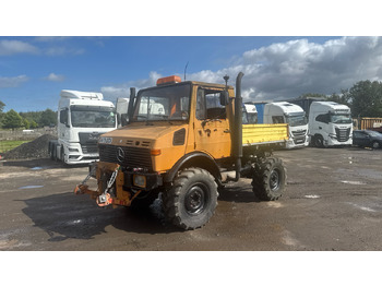 Camión volquete UNIMOG