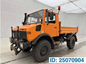 Camión volquete UNIMOG