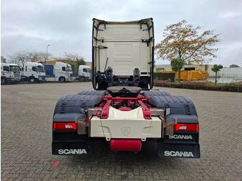 Cabeza tractora Scania NGS S650 V8 / RETARDER / 633397 KM / 9 TON FRONT AXELE / FULL-AIR / INLINER / FULL SPOILER / LEATHER / ALCOA / NAVI / FRIDGE / E: foto 4