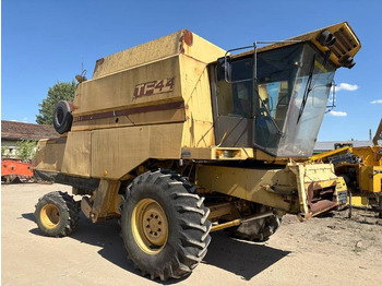 Cosechadora de granos New Holland TF 44: foto 4
