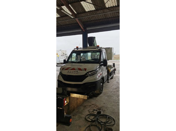 Camión con plataforma elevadora IVECO Daily