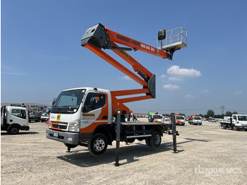 Camión con plataforma elevadora MITSUBISHI