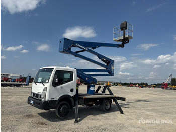 Camión con plataforma elevadora NISSAN