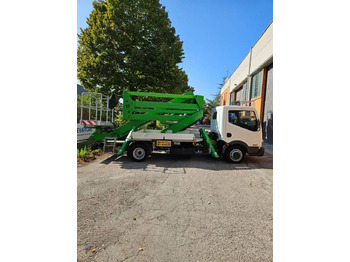 Camión con plataforma elevadora