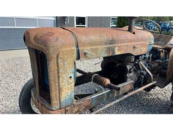 Tractor Fordson Major Motoren mangler, men mange god dele.: foto 4