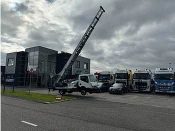 Camión con plataforma elevadora NISSAN