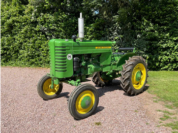 Tractor JOHN DEERE
