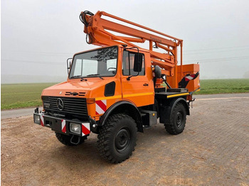 Camión con plataforma elevadora UNIMOG