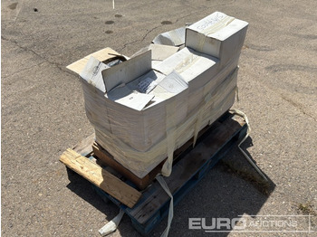 Equipo de construcción Pallet of Various Rubber Sandals: foto 3