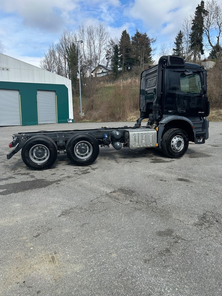 Mercedes-Benz Arocs  26.40 6x4 Kipperfahrgestell BB - Camión chasis: foto 4 Mercedes-Benz Arocs  26.40 6x4 Kipperfahrgestell BB - Camión chasis: foto 4