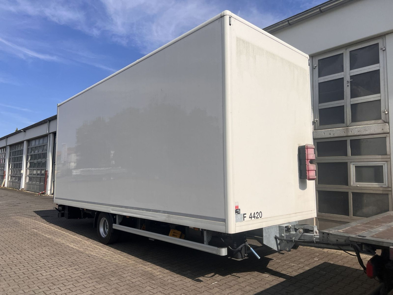 Ackermann 1 Achs Kofferanhänger mit Ladebordwand 10,5 t G - Remolque caja cerrada: foto 2 Ackermann 1 Achs Kofferanhänger mit Ladebordwand 10,5 t G - Remolque caja cerrada: foto 2