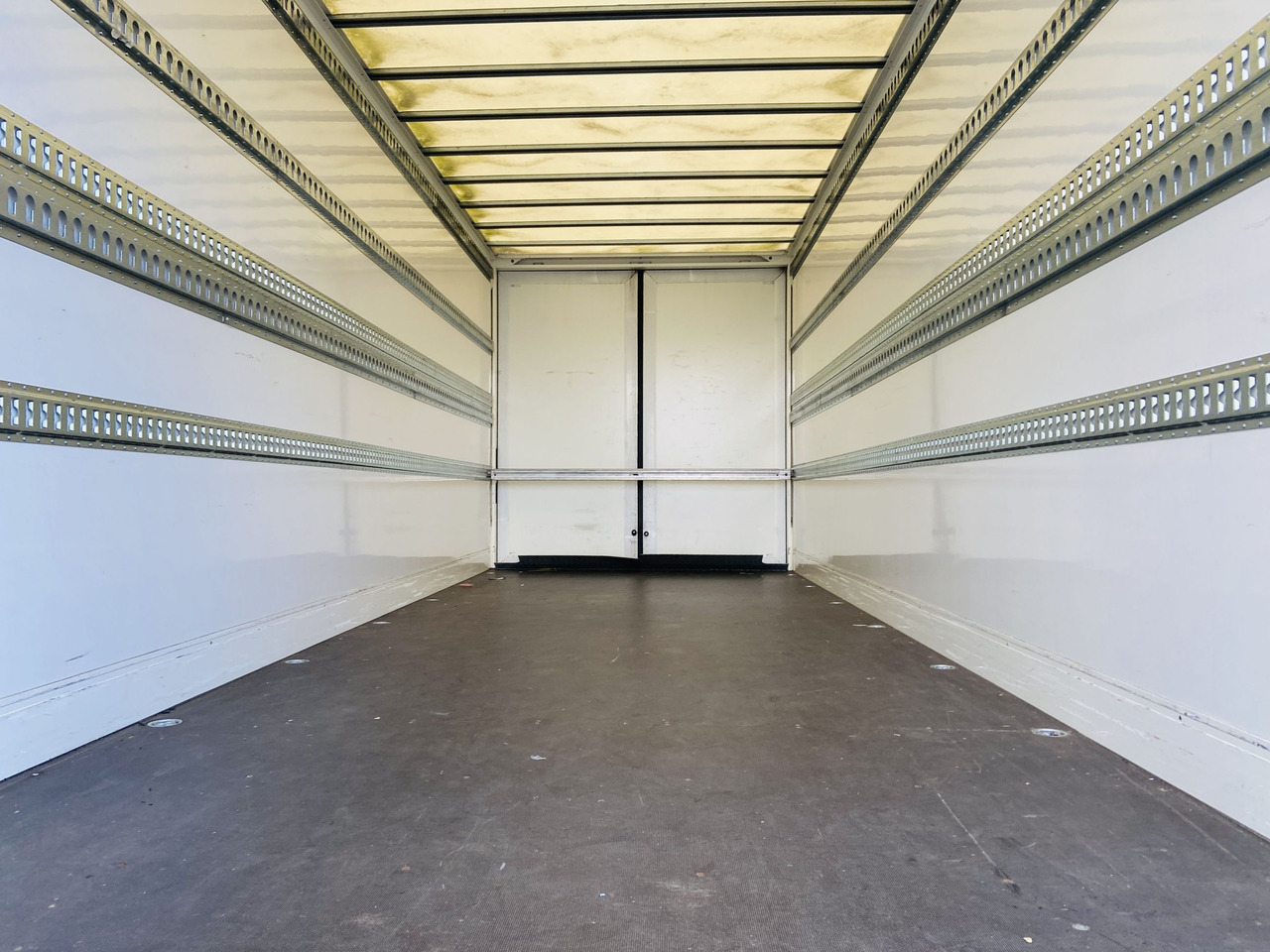 Remolque caja cerrada Möslein TKO 105 D 7m weiß Tandem- Koffer, Durchladbar, Neuwertig: foto 11 Remolque caja cerrada Möslein TKO 105 D 7m weiß Tandem- Koffer, Durchladbar, Neuwertig: foto 11