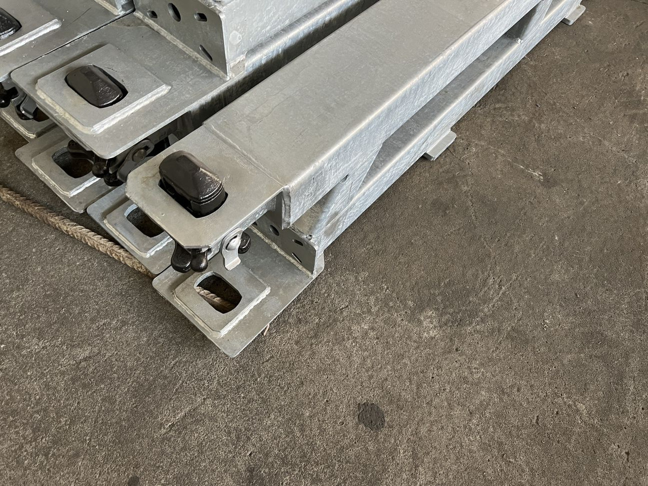 Müller Mitteltal Ausgleichsbock für Satteltieflader incl. Conatinerverschlüssen - Semirremolque góndola rebajadas: foto 5 Müller Mitteltal Ausgleichsbock für Satteltieflader incl. Conatinerverschlüssen - Semirremolque góndola rebajadas: foto 5