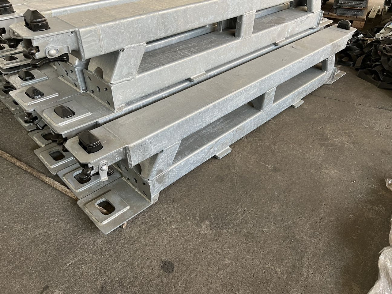 Müller Mitteltal Ausgleichsbock für Satteltieflader incl. Conatinerverschlüssen - Semirremolque góndola rebajadas: foto 4 Müller Mitteltal Ausgleichsbock für Satteltieflader incl. Conatinerverschlüssen - Semirremolque góndola rebajadas: foto 4