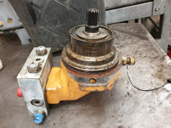 CASE 1188 (MOTOR REDUCTOR DE GIRO) - Transmisión para Maquinaria de construcción: foto 1 CASE 1188 (MOTOR REDUCTOR DE GIRO) - Transmisión para Maquinaria de construcción: foto 1