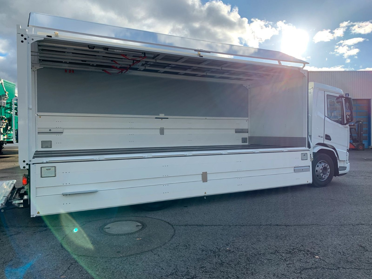 DAF FA XD 370 zikun Swing-Board-Aufbau - Camión transporte de bebidas: foto 4 DAF FA XD 370 zikun Swing-Board-Aufbau - Camión transporte de bebidas: foto 4