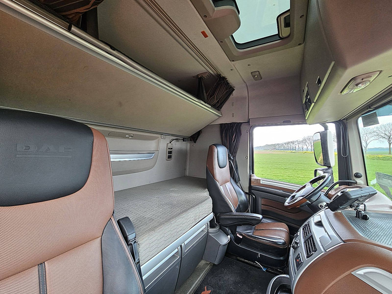 Foto del interior 2: Camión volquete DAF XF 530 8X4 FAW STEEL TIPPER
