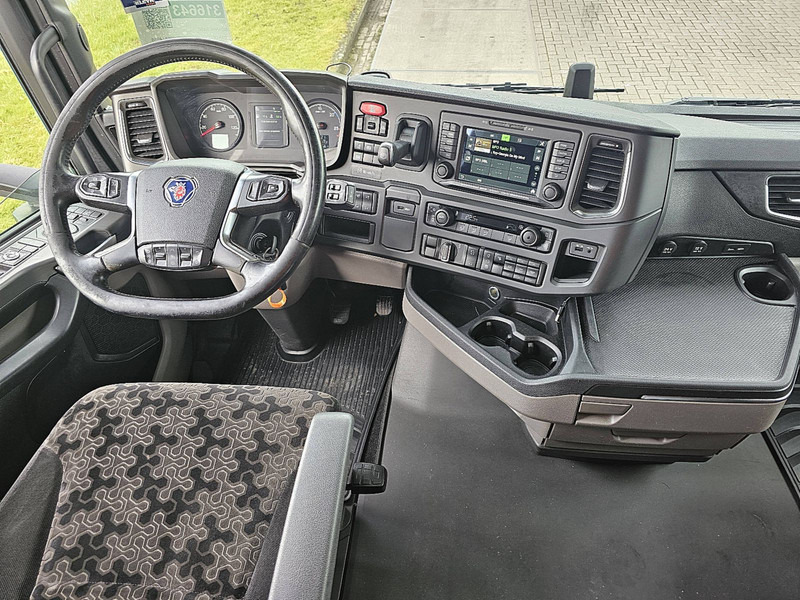 Foto del interior 1: Camión lona Scania S450 6X2*4 FORKLIFT CONN.