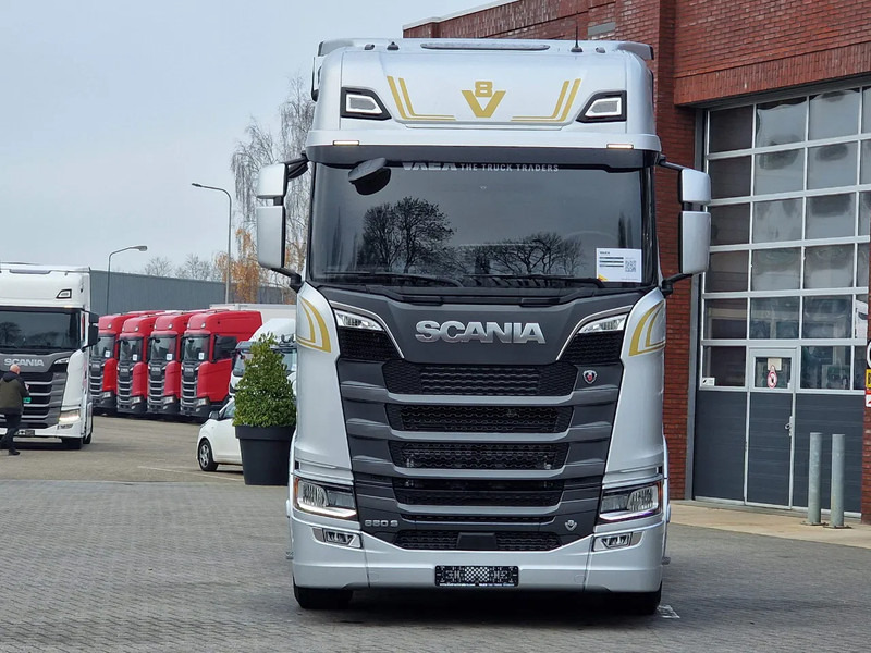 Scania 660S V8 NGS Highline 6x2/4 - New - Full spec - Retarder - Night clima - Led - Leather - Navi - Cabeza tractora: foto 2 Scania 660S V8 NGS Highline 6x2/4 - New - Full spec - Retarder - Night clima - Led - Leather - Navi - Cabeza tractora: foto 2