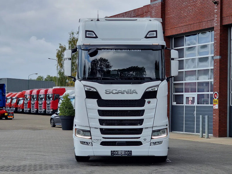 Scania 770S V8 NGS Highline 6x2/4 - New - Old dashboard - Full spec - Retarder - Night clima - Led - Leather - Navi - Cabeza tractora: foto 2 Scania 770S V8 NGS Highline 6x2/4 - New - Old dashboard - Full spec - Retarder - Night clima - Led - Leather - Navi - Cabeza tractora: foto 2