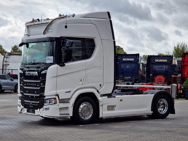 Scania R560 Highline 4x2 - Like new - Full spec - Facelift - Retarder - Night clima - Full air - Alloy wheels - Cabeza tractora: foto 3 Scania R560 Highline 4x2 - Like new - Full spec - Facelift - Retarder - Night clima - Full air - Alloy wheels - Cabeza tractora: foto 3