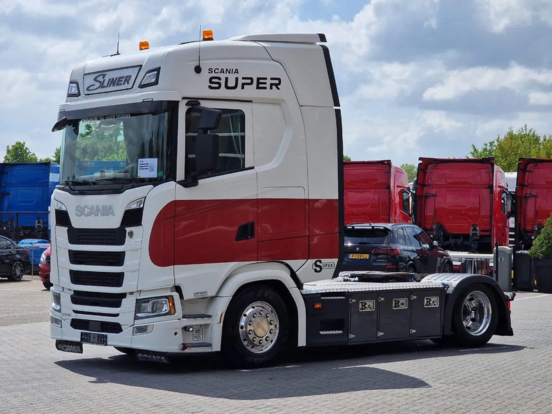 Scania S520 V8 NGS Highline 4x2 - Low deck - Retarder - Custom interior - Night clima - Full air - Led - Navi - Cabeza tractora: foto 3 Scania S520 V8 NGS Highline 4x2 - Low deck - Retarder - Custom interior - Night clima - Full air - Led - Navi - Cabeza tractora: foto 3