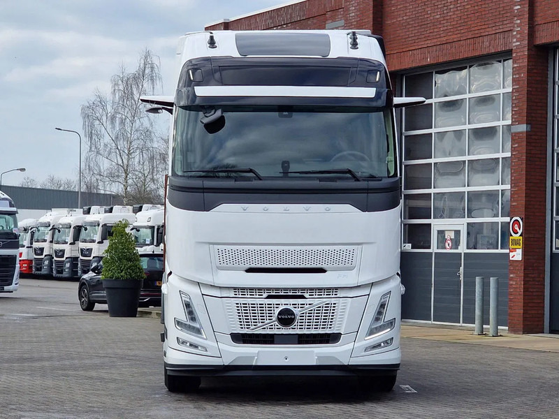 Volvo FH 13.500 Aero Globetrotter XL 4x2 - I Save - I parkcool - 2x tank - Mirror cams - Cabeza tractora: foto 2 Volvo FH 13.500 Aero Globetrotter XL 4x2 - I Save - I parkcool - 2x tank - Mirror cams - Cabeza tractora: foto 2
