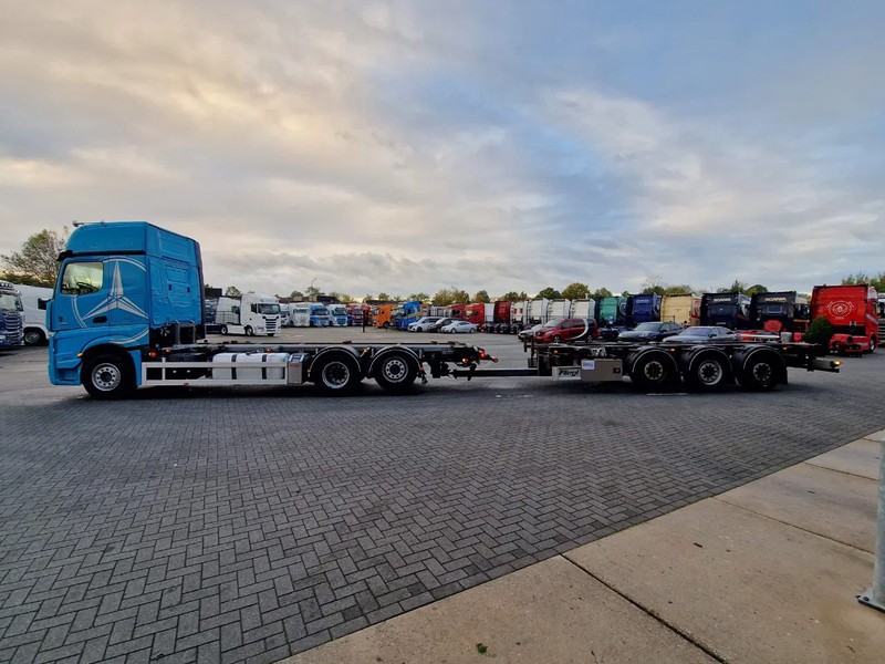 Mercedes-Benz Actros 2553 6x2 - BDF - Retarder - 4.90 WB - Full air + Fliegl trailer 2017 - Camión portacontenedore/ Intercambiable: foto 4 Mercedes-Benz Actros 2553 6x2 - BDF - Retarder - 4.90 WB - Full air + Fliegl trailer 2017 - Camión portacontenedore/ Intercambiable: foto 4