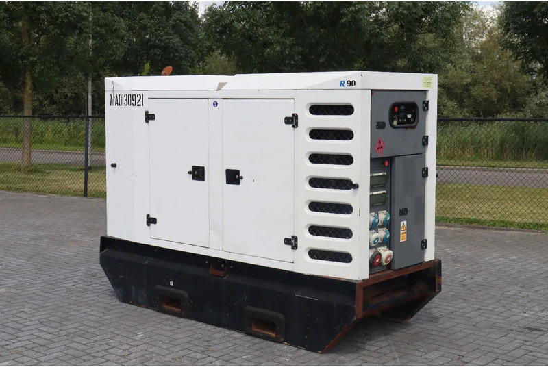 SDMO R90C3 | 90 KVA | 400 V - Generador industriale: foto 2 SDMO R90C3 | 90 KVA | 400 V - Generador industriale: foto 2