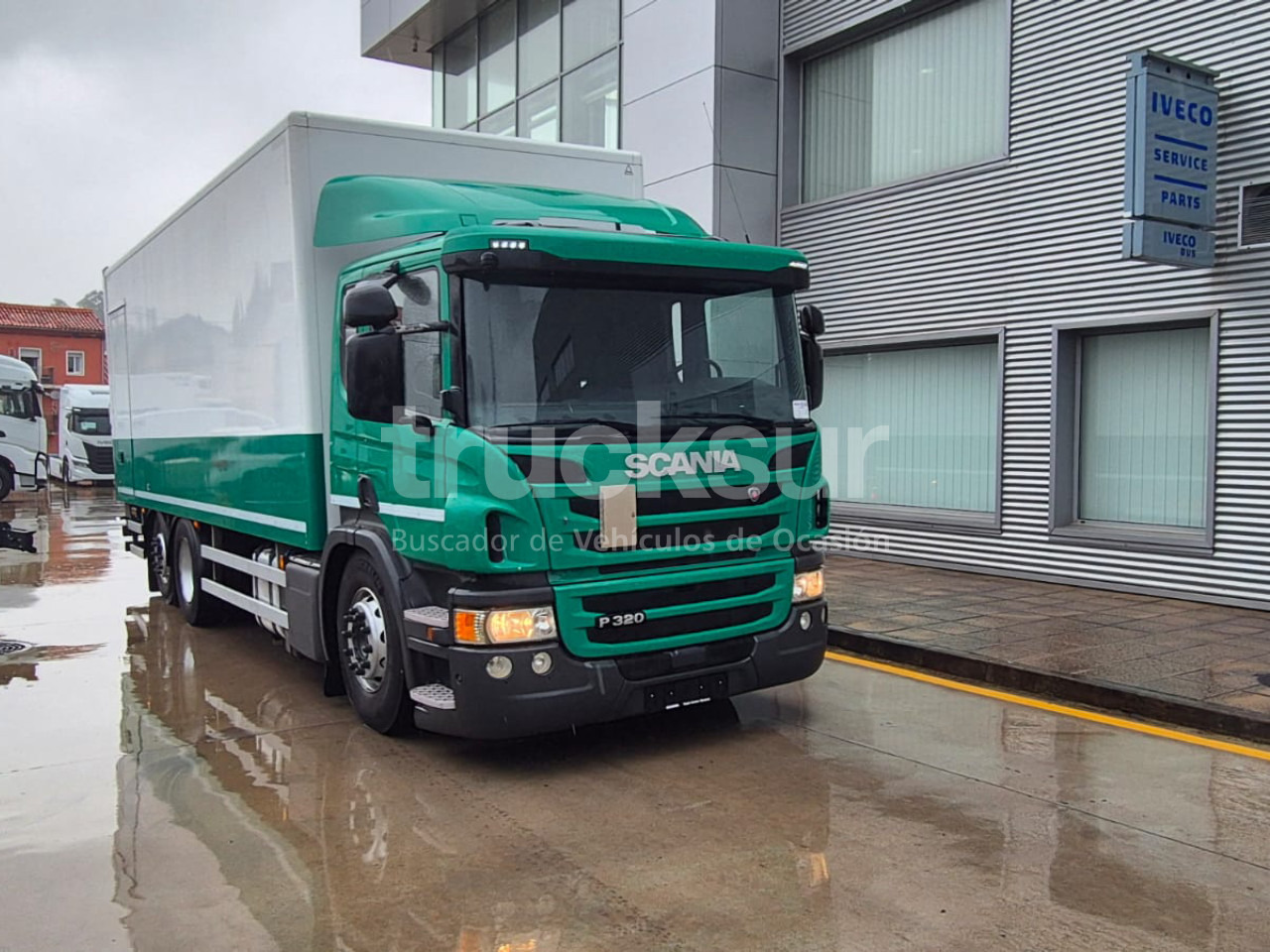 SCANIA P320.26 ejes 6x2*4 - Camión caja cerrada: foto 2 SCANIA P320.26 ejes 6x2*4 - Camión caja cerrada: foto 2
