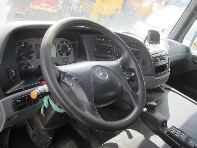 Foto del interior 1: Camión multibasculante Mercedes Actros 2541