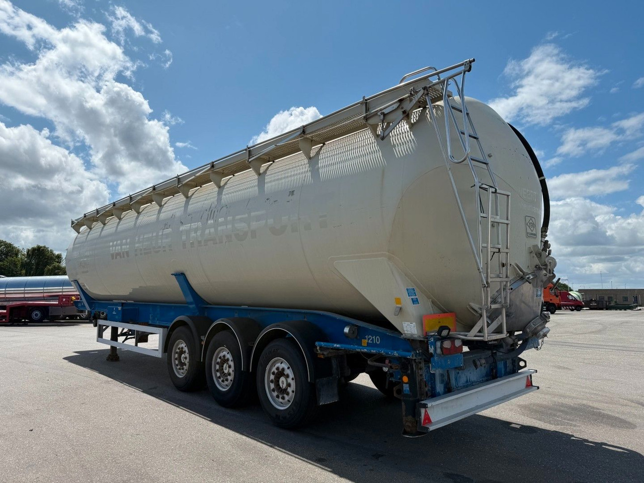 Feldbinder 3 axle 63 m3 Silo trailer Feldbinder 3 axle 63 m3 Silo trailer - Semirremolque silo: foto 4 Feldbinder 3 axle 63 m3 Silo trailer Feldbinder 3 axle 63 m3 Silo trailer - Semirremolque silo: foto 4