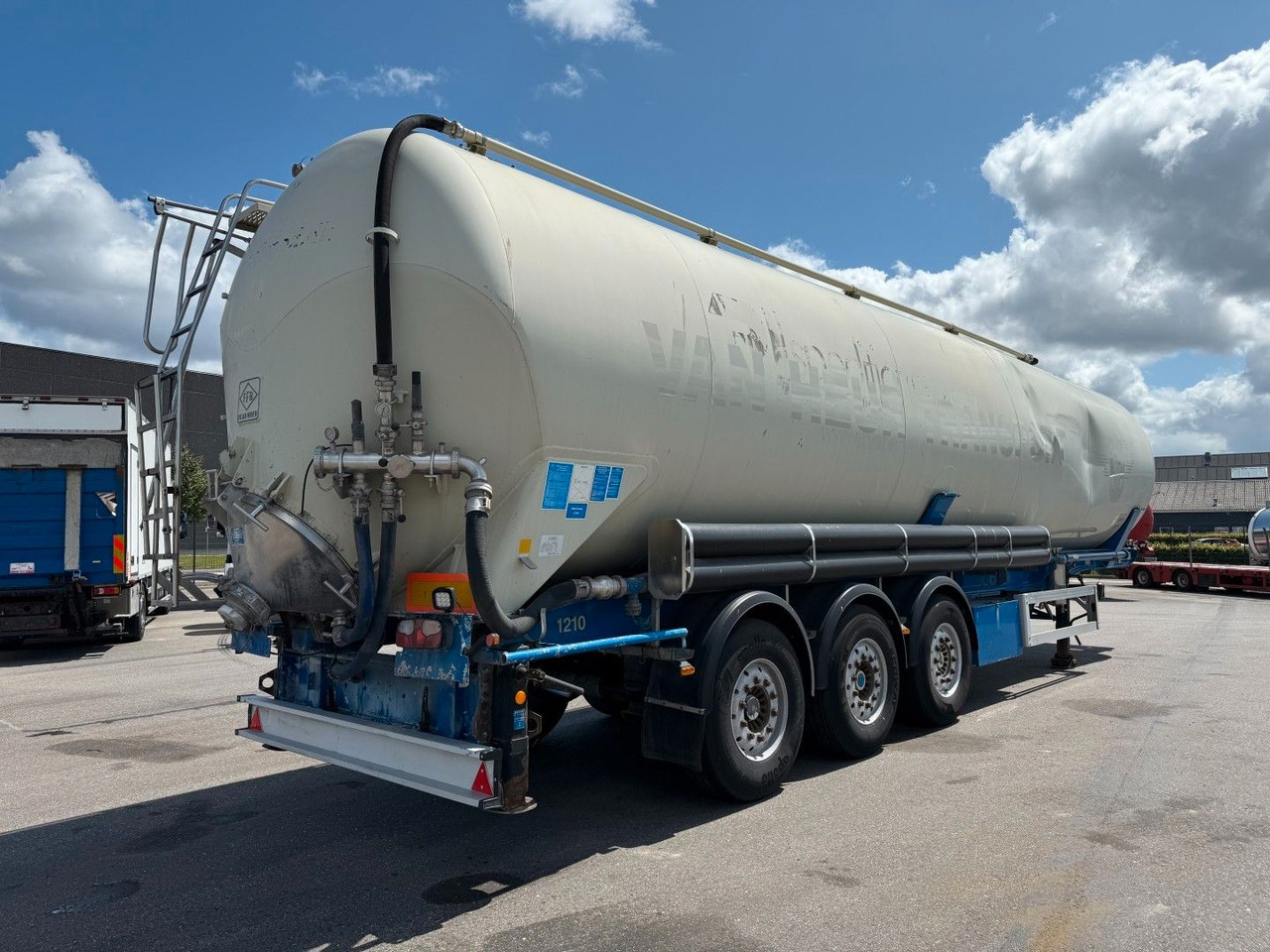 Feldbinder 3 axle 63 m3 Silo trailer Feldbinder 3 axle 63 m3 Silo trailer - Semirremolque silo: foto 3 Feldbinder 3 axle 63 m3 Silo trailer Feldbinder 3 axle 63 m3 Silo trailer - Semirremolque silo: foto 3