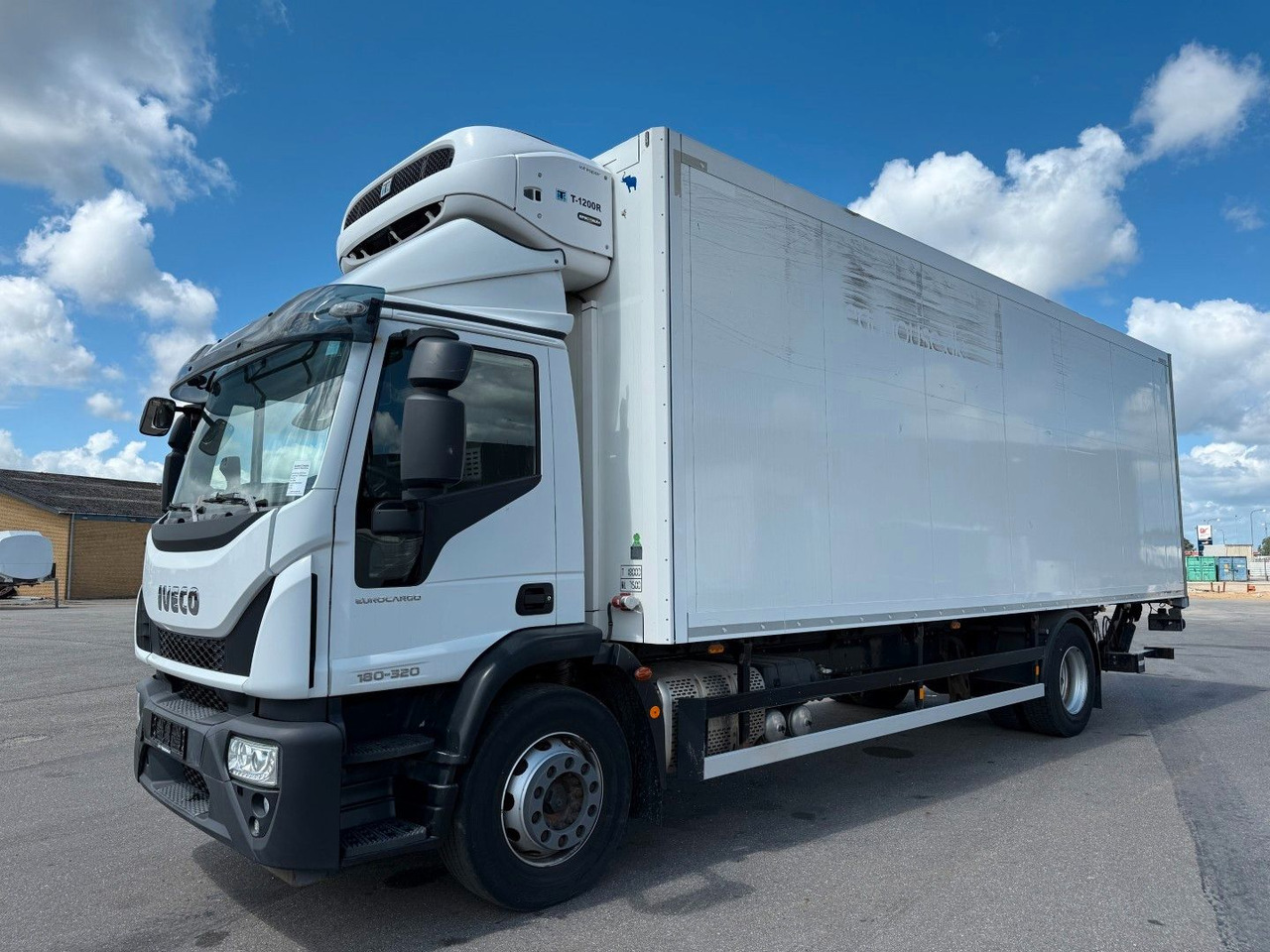 Iveco 180E32 4x2 Schmitz / Thermo King T-1200R Spectru Iveco 180E32 4x2 Schmitz / Thermo King T-1200R Spectru - Camión frigorífico: foto 1 Iveco 180E32 4x2 Schmitz / Thermo King T-1200R Spectru Iveco 180E32 4x2 Schmitz / Thermo King T-1200R Spectru - Camión frigorífico: foto 1