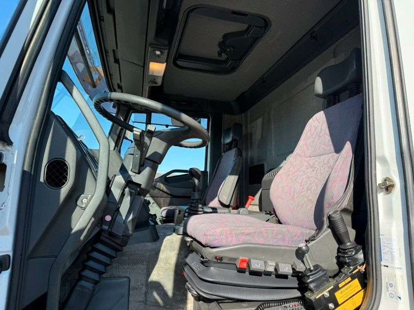 Iveco EuroTech Cursor 190E31 4x2 Tipper / HMF 1060 B3 - Camión grúa: foto 5 Iveco EuroTech Cursor 190E31 4x2 Tipper / HMF 1060 B3 - Camión grúa: foto 5