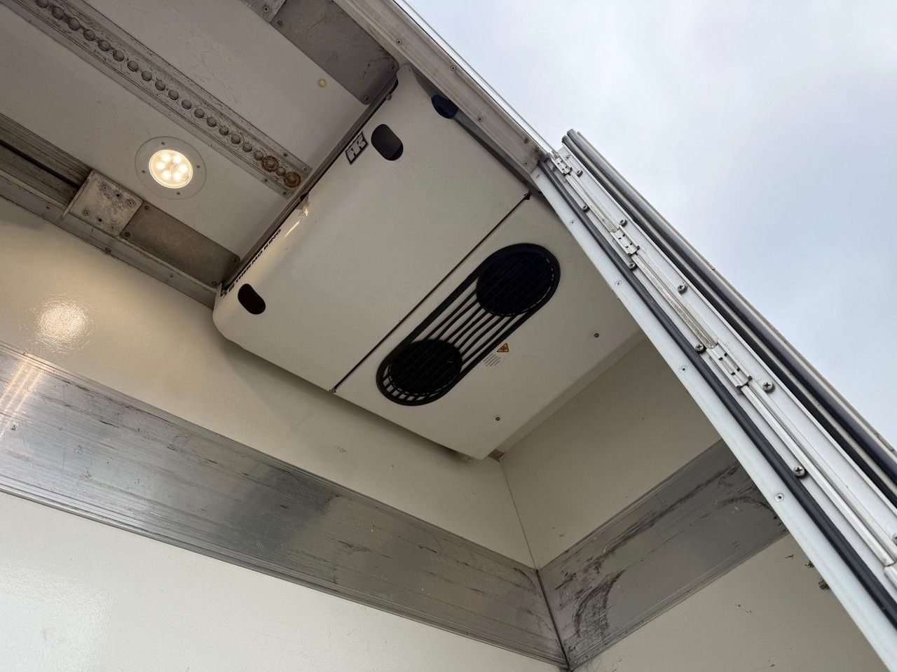 Camión frigorífico Volvo FE320 6x2*4 TK T1200-R Spectrum 9,80 m. koffer: foto 8