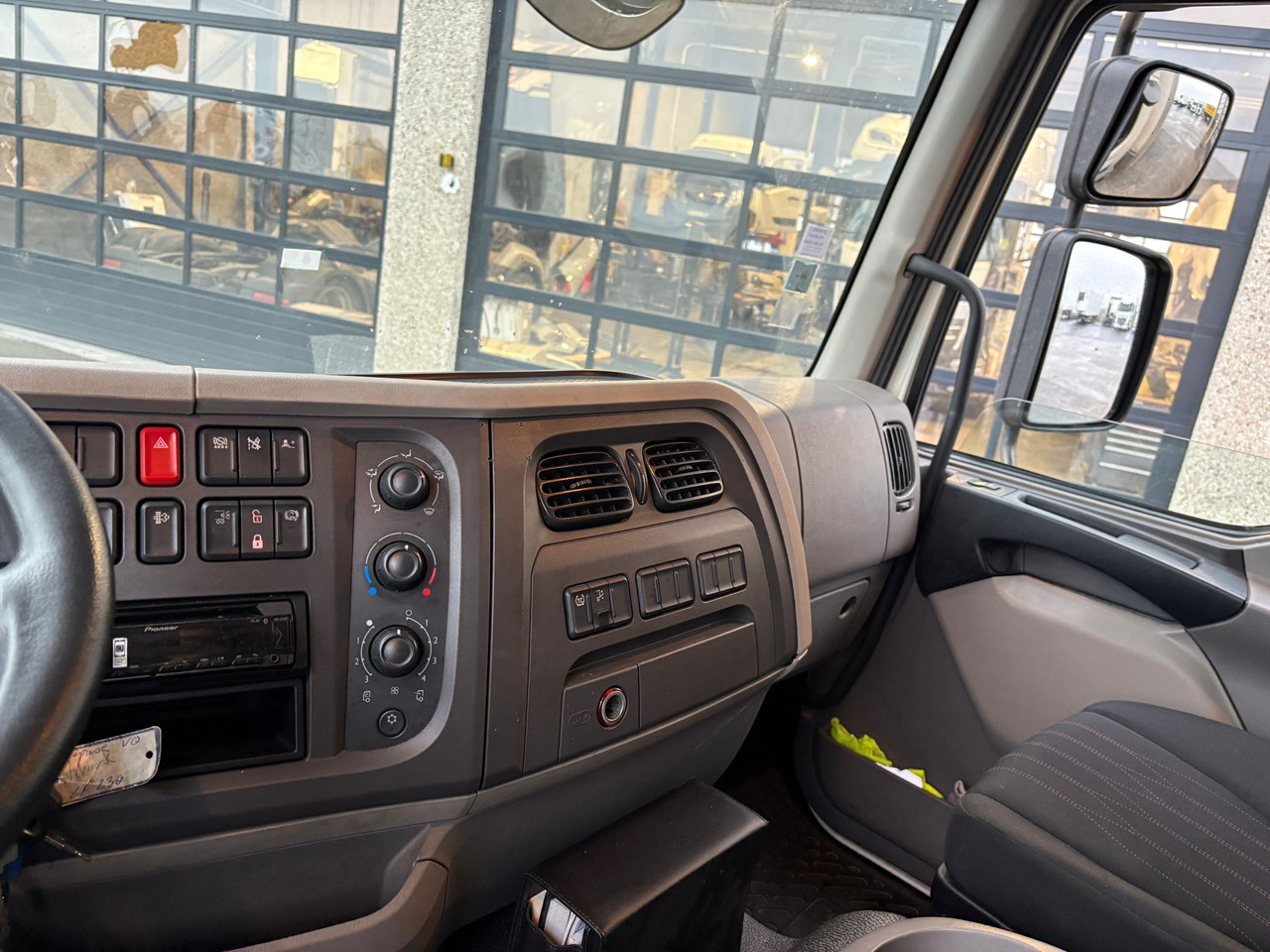 Camión caja cerrada DAF LF 230 FA: foto 8 Camión caja cerrada DAF LF 230 FA: foto 8