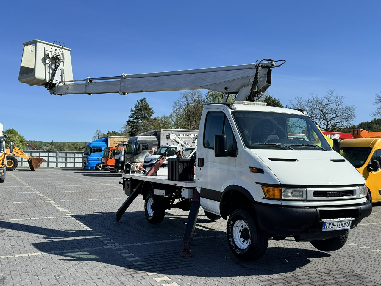 Iveco Daily - Camión con plataforma elevadora: foto 2 Iveco Daily - Camión con plataforma elevadora: foto 2