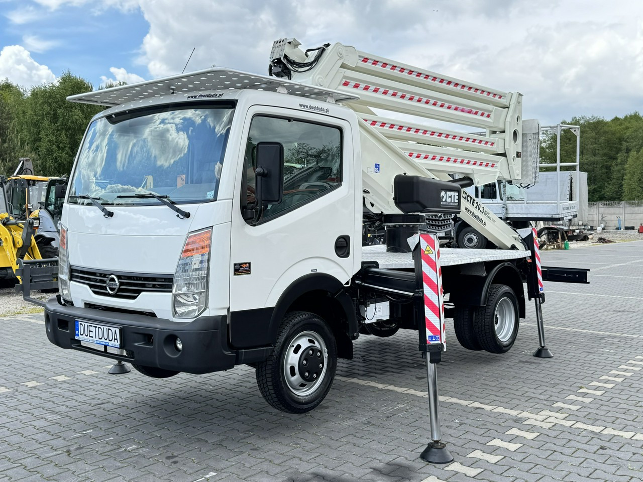 Nissan Cabstar - Camión con plataforma elevadora: foto 2 Nissan Cabstar - Camión con plataforma elevadora: foto 2
